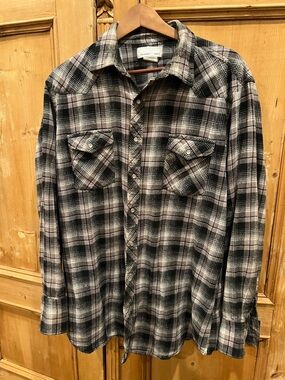 Wrangler Men’s Black and Gray Plaid Button-Down Shirt